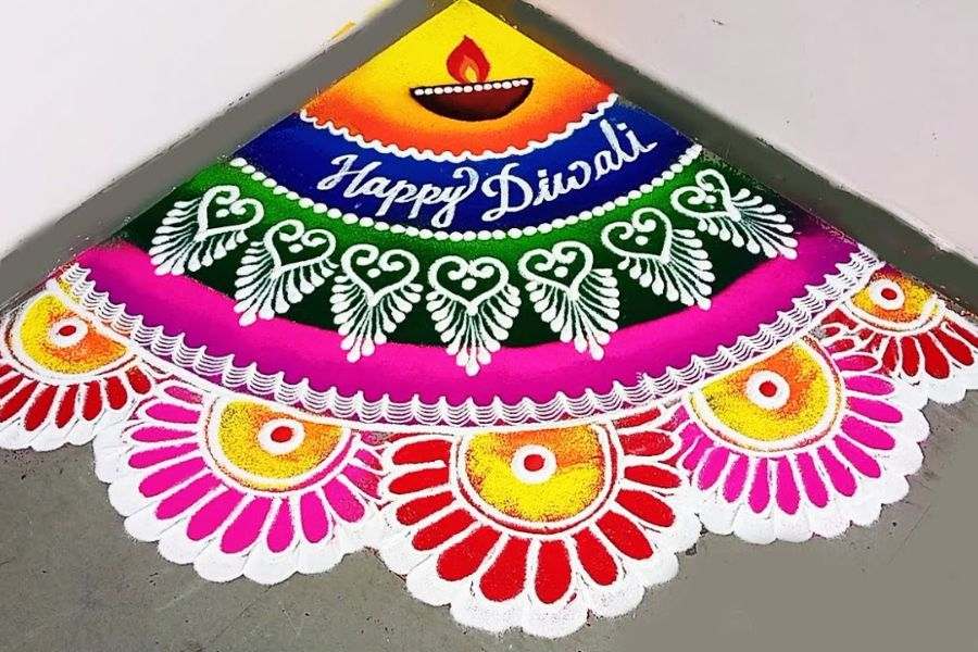 যদি আপনার ঘরে বড় জায়গা না থাকে, তা হলে কোণের দিকে রঙ্গোলি দিতে পারেন। 