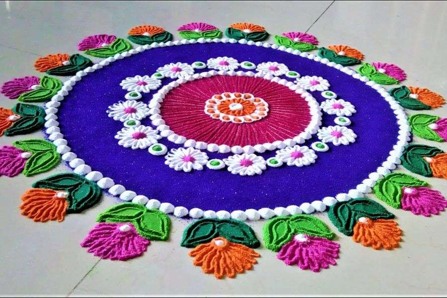 গোল করে রঙ্গোলি করতে পারেন। এই রঙ্গোলিগুলো করা যেমন সহজ, ঠিক তেমনই সবসময়েই দেখতে সুন্দর লাগে। এই প্রতিবেদনটি ‘আনন্দ উৎসব’ ফিচারের একটি অংশ।