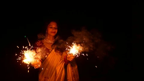 শুধুমাত্র একটি ভুল পোশাক নির্বাচন আপনাকে বিপদের মুখে ঠেলে দেবে। বাজি ফাটানোর সময় আগুনের ফুলকি ছিটকে এসেই ঘটতে পারে মারাত্মক ঘটনা। তাই কালীপুজোর রাতে কী ধরনের পোশাক পরবেন জেনে নিন।