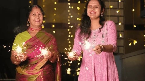 সিল্ক, শিফন, জর্জেট জাতীয় কোনও পোশাকই এই কালীপুজোর রাতে পড়া উচিত নয়। কারণ এই ধরনের পোশাকে আগুন খুব তাড়াতাড়ি ধরে যায়। অনেকে সিল্কের ভারী কাজ করা কোনও ড্রেস বা শাড়ি পরতে পছন্দ করেন। 