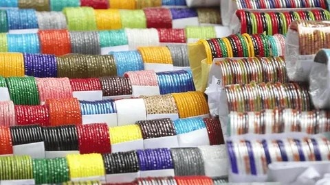 মোমবাতি, প্রদীপ জ্বালানোর সময় বা বাজি ফাটানোর সময় আগুনের তাপে এই কাচের চুড়িতে ফাটল ধরতে পারে। ফলে আপনার হাতে আঘাত লাগতে পারে। তাই হাত যতদূর সম্ভব ফাঁকা রাখারই চেষ্টা করুন।  