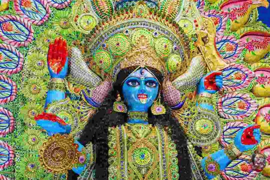 আর কিছুদিনের অপেক্ষা, তার পরেই কালীপুজো। গোটা বাংলা সেজে উঠবে দীপাবলির আলোয়। পাড়ায় পাড়ায় পূজিত হবেন মা কালী। 