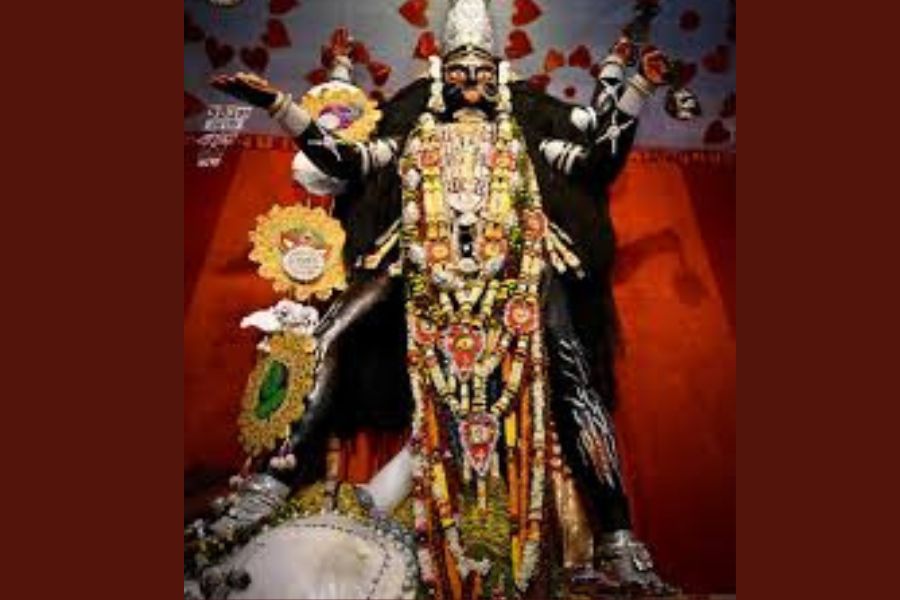 আসলে নৈহাটির কালী মা আকারে এবং উচ্চতায় বিশাল, প্রায় ২১ ফুটের কাছাকাছি। সেই কারণেই তাঁকে বড়মা ডাকা হয়।