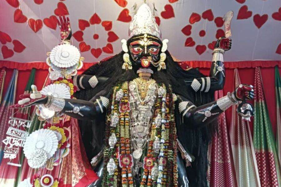 শতবর্ষ পুরনো এই পুজো আগে এত জনপ্রিয় ছিল না। হঠাৎ কেন এত মানুষ এই দেবীর দর্শন করতে যায় জানেন? নেপথ্যে রয়েছে এক কাহিনি। ভবেশ চক্রবর্তী নামে এক ব্যক্তি তাঁর চার বন্ধুর সঙ্গে নবদ্বীপে ভাঙা রাস দেখতে যান। 