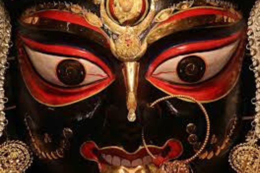 সেখানে বড় বড় কালী মূর্তি দেখে তিনি অবাক হন। তখনই তিনি সিদ্ধান্ত নেন নৈহাটিতে একটি বিশাল রক্ষাকালী মূর্তি গড়ে তুলবেন।