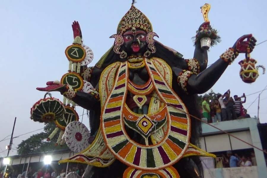 রাস্তার ধারে এই মূর্তি পুজো তিনি শুরু করেন। ভবেশ চক্রবর্তী এই মূর্তি স্থাপন করেছিলেন বলে এই দেবীকে ভবেশ কালীও বলা হয়। 