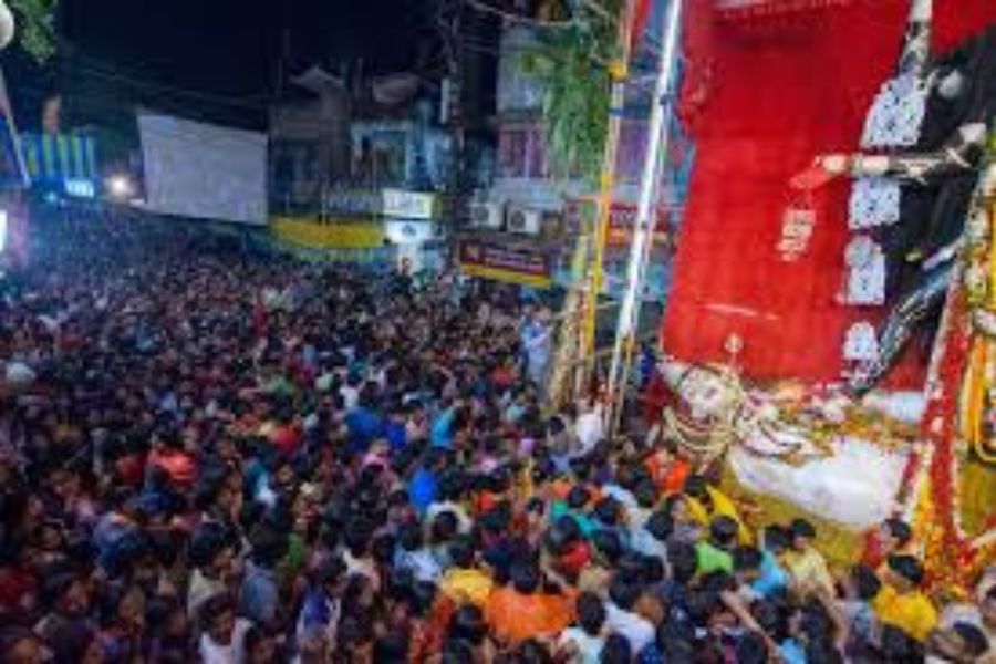 প্রতি বছর লক্ষ্য লক্ষ্য ভক্ত ছুটে আসেন একবার মায়ের দর্শন পাওয়ার জন্য। এই দেবী নাকি জাগ্রত, এমনই বিশ্বাস মানুষের।