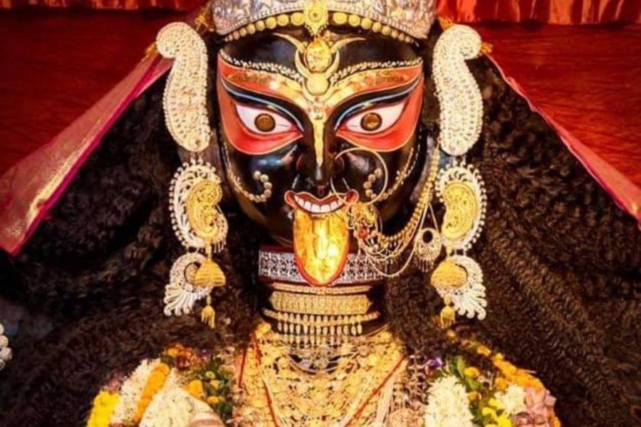 মায়ের সারা গা জুড়ে সোনার অলংকার দেখলে অবাক হতে হয়। সোনা বা রুপো ছাড়া অন্য কোনও অলংকার দেবীকে পরানো হয় না। তবে সব কিছুই ভক্তদের দান করা।