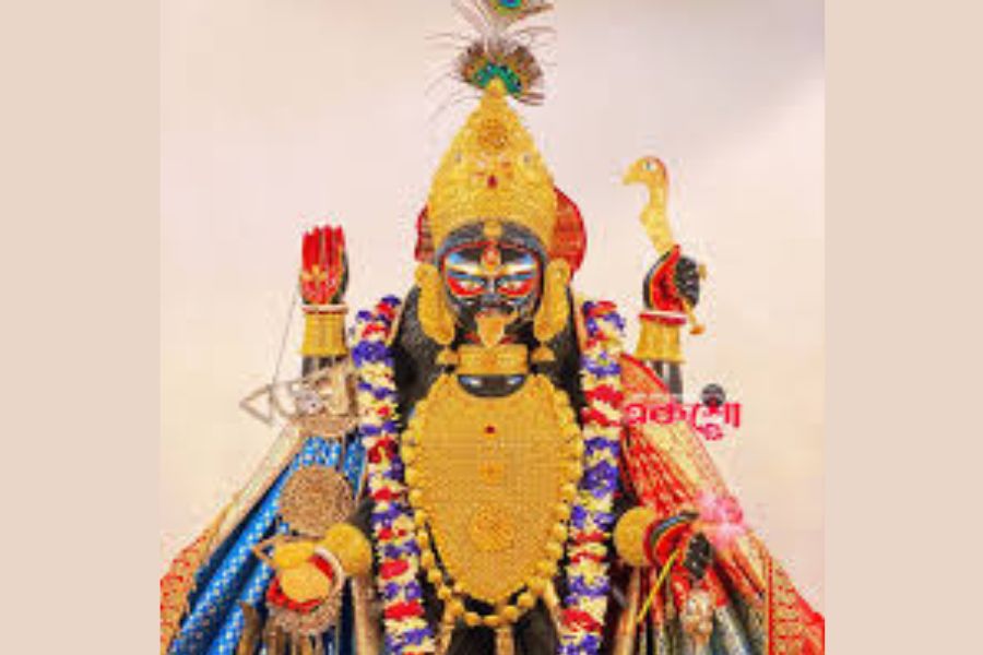 পুজোর দিন প্রায় ১০০ কেজির স্বর্ণালংকারে সাজেন দেবী। ভক্তরা দান করেন প্রচুর বেনারসি শাড়ি। শোনা যায়, পুজোর পর দুঃস্থদের মধ্যে দান করে দেওয়া হয় এই শাড়িগুলি।