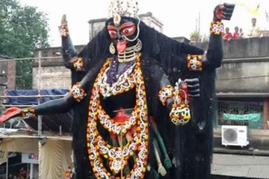 তবে বড়মার পুজো শুরু না হওয়া পর্যন্ত নৈহাটিতে অন্য কোথাও পুজো শুরু হয় না। পাঁচ দিনব্যাপী এই পুজোর গুরুত্ব তাই নৈহাটিবাসীদের কাছে অপরিসীম। এই প্রতিবেদনটি ‘আনন্দ উৎসব’ ফিচারের একটি অংশ। 