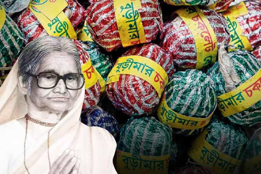 নাম ‘বুড়ীমা’। কিন্তু তাঁর তেজেই কাঁপে বঙ্গ। কালীপুজো এলে দোকানে দোকানে চলে 'বুড়ীমা'র খোঁজ। এতগুলি বছর ধরে বদলায়নি সেই ঐতিহ্য। 