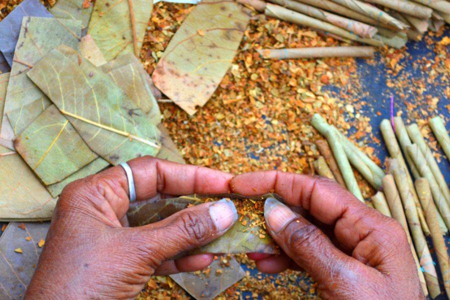 সালটা ১৯৪৮। নতুন দেশে অচেনা মাটিতে শুরু হল অন্নপূর্ণা দেবীর নতুন লড়াই। সবজি থেকে হাতা, খুন্তী- সরাসরি কারিগরের থেকে কিনে এনে বিক্রি করতেন হাটে। এমনকী বাড়ি বাড়ি ঘুরেও বিক্রি করেছেন।