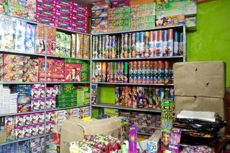 সেখানে সনাতন মণ্ডল নামে এক ব্যবসায়ীর সঙ্গে অন্নপূর্ণা দেবীর আলাপ হয়। সেই ব্যক্তি মুদির দোকানের ব্যবসার সঙ্গে বিড়িও বাঁধতেন। অন্নপূর্ণা দেবীকে তিনি ‘মা’ বলে ডাকতেন। তাঁর কাছ থেকেই শিখে নিয়েছিলেন বিড়ি তৈরীর কৌশল।