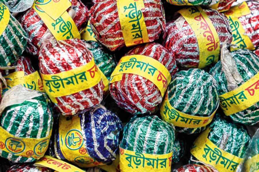 এক বছরের মধ্যে নিজেই শুরু করেছিলেন বিড়ির ব্যবসা। মায়ের কাজে সাহায্য করত ছেলে।