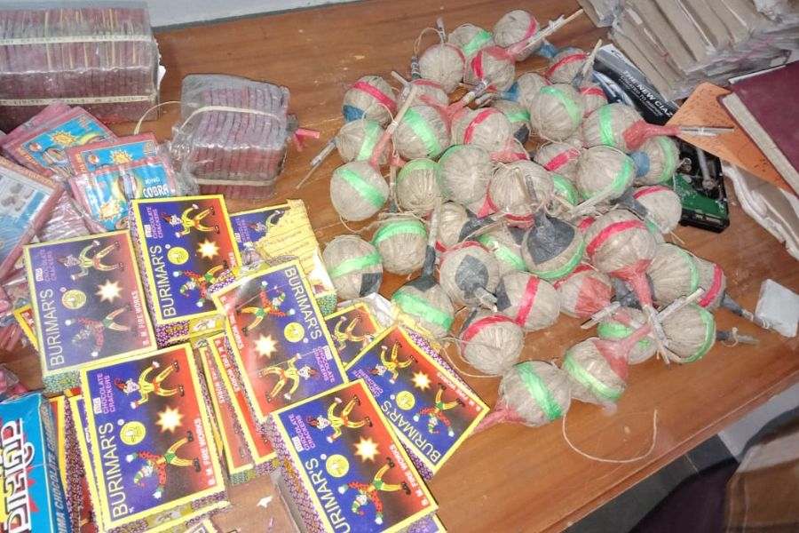 এর মধ্যেই হাওড়ার বেলুড়ে বিয়ে দেন মেয়ের। সেই সূত্রেই সেখানকার প্যারীমোহন মুখার্জি স্ট্রিটে একটা দোকান-সহ বাড়ি কেনেন। এ বার শুরু করেন আলতা-সিঁদুরের ব্যবসা। 