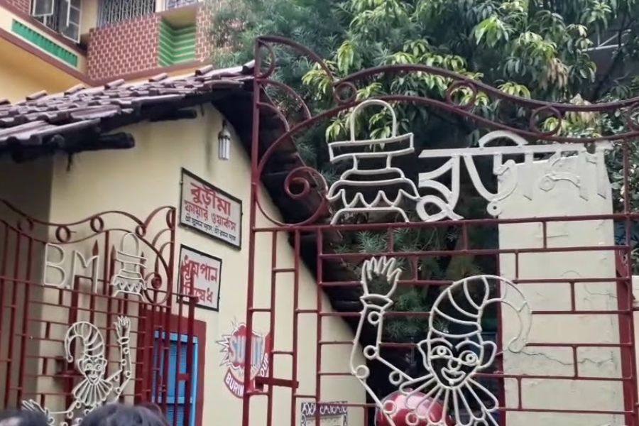 তাঁকে আলতা সিঁদুর বানানোর কৌশল শিখিয়েছিলেন হরকুসুম গঙ্গোপাধ্যায়। ইনিও অন্নপূর্ণাদেবীর পুত্রসমান। 