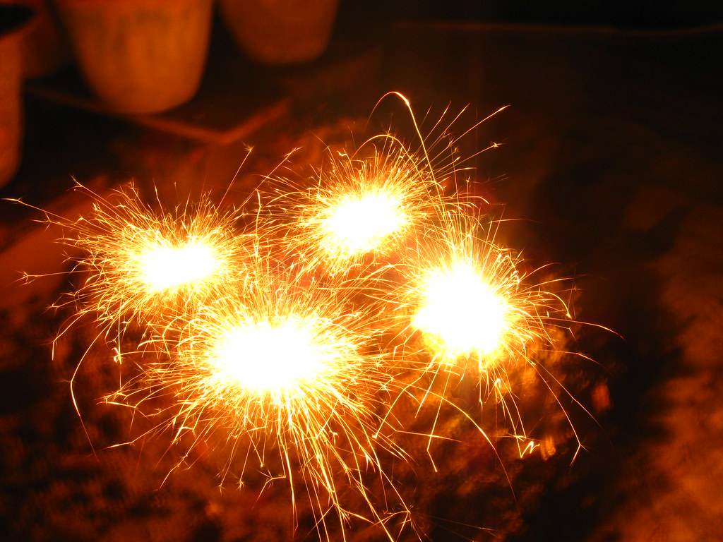 বাজি কিনে বিক্রি করতে গিয়ে তাঁর এক সময় মনে হয়েছিল  বাজি তৈরি করে বিক্রি করতে পারলে লাভ অনেক বেশি। আকবর আলি নামে বাঁকড়ার এক ব্যবসায়ীর থেকে শিখলেন বাজি তৈরির কৌশল।