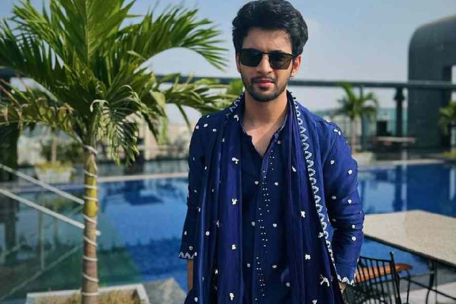 নেভি ব্লুই আনবে আভিজাত্য: পুজোর মরসুমে জমকালো সাজ তো বনতা হ্যায়! নেভি ব্লু রঙের কুর্তা এক্ষেত্রে পছন্দ করে দেখতেই পারেন। সঙ্গে পোশাকের ধরন বুঝে প্রিন্টেড বা সলিড রঙের স্কার্ফ এবং নাকে একটি নাকছাবিও মন্দ হবে না।  