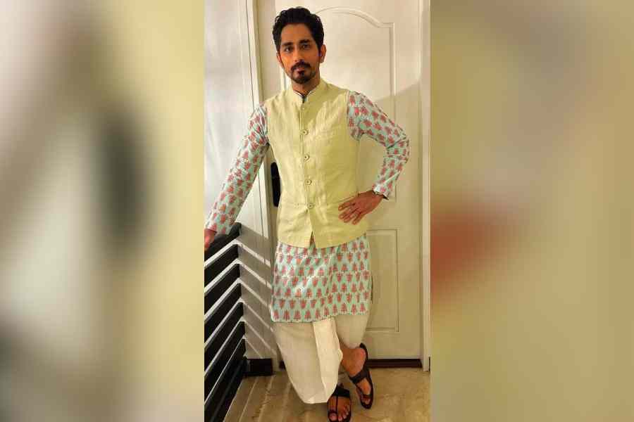 প্রিন্টেড কুর্তার সঙ্গে ধুতি প্যান্ট: এক রঙা সাজ যদি মনে না ধরে তা হলে বেছে নিন প্রিন্টেড কুর্তা। সেই সঙ্গে সুতির একটি ওয়েস্ট কোট দারুণ মানাবে! আর সঙ্গে যদি থাকে ধুতি প্যান্ট, তা হলে তো কোনও কথাই নেই।