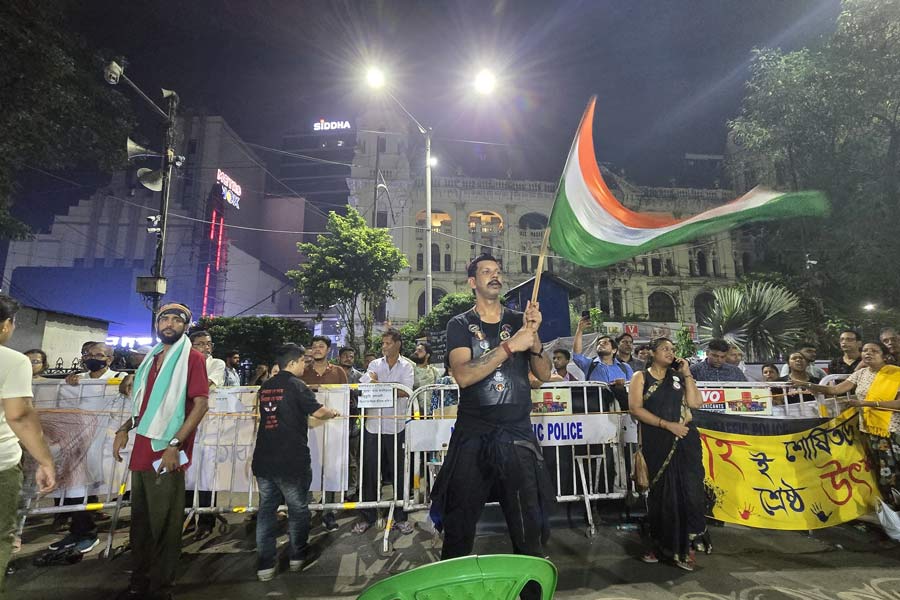 ধর্মতলার অনমঞ্চের সামনে উড়ল জাতীয় পতাকা।