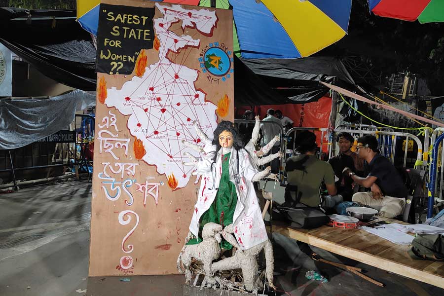 ডাক্তারদের অনশনমঞ্চে নির্যাতিতার প্রতীকী মূর্তি।