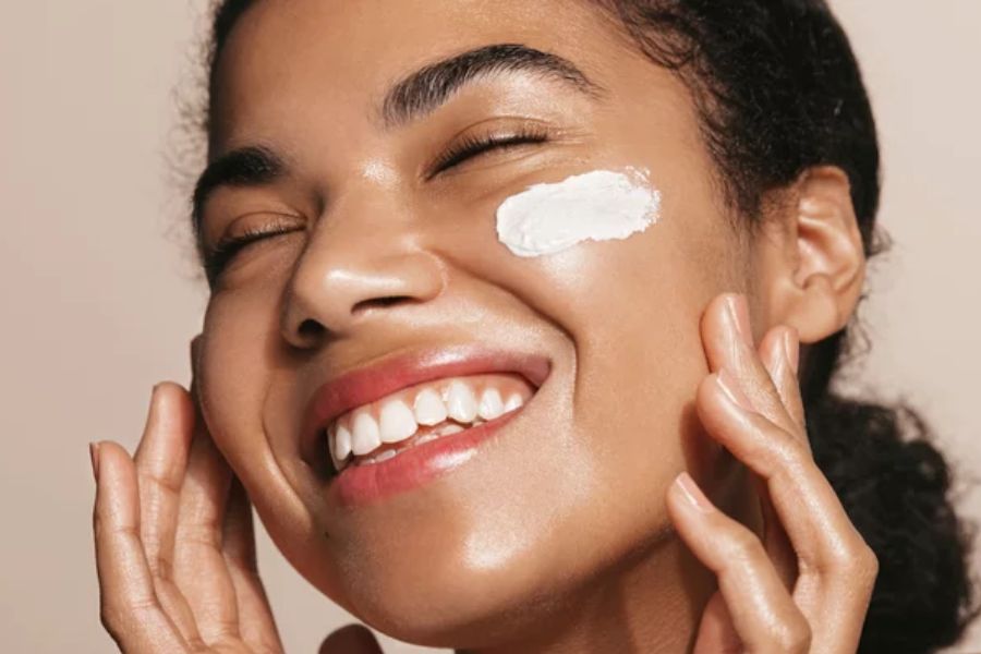 তার কারণ হল ওয়াটার বেসড ক্রিম ত্বকের ওপর যে ক’টা পরত তৈরি করতে পারেন, তার চেয়ে ঢের বেশি পরত তৈরি করে ত্বককে সুরক্ষা দেয় অয়েল বেসড ময়শ্চারাইজার। তবে আবার সেই ধরনের ময়শ্চারাইজার যদি অ্যাভোকাডো অয়েল, মিনারেল অয়েল, আমন্ড অয়েল, শিয়া অয়েল জাতীয় কোনও তেল দিয়ে তৈরি হয়, তা হলে উপকার আরও বেশি। আবার ক্রিমে গ্লিসারিন, সরবিটল কিঙ্গাবে আলফা হাইড্রক্সি অ্যাসিড থাকলে ব্যবহার করা যেতে পারে তা-ও।