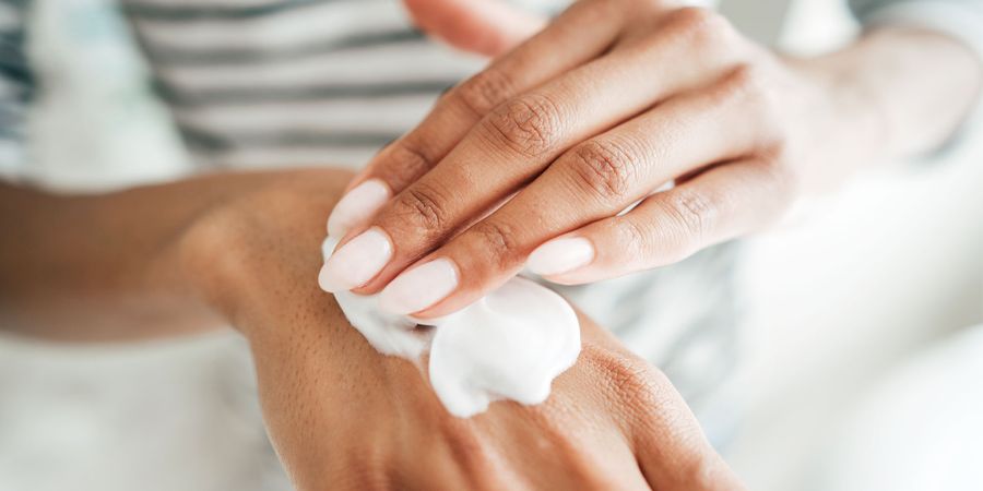 মুখের ত্বক নিয়ে যত বেশি মানুষ মাথা ঘামান, ততটা কেউই হাতের ত্বক ভাবেন না। অথচ হাতের ত্বকও শীতকালে ভীষণ রুক্ষ হয়ে পড়ে। কিন্তু হাতে ভাল করে ময়শ্চারাইজার মাখা দরকার। হাতে যখনই রুক্ষ বোধ হবে, তখনই অল্প ক্রিম লাগিয়ে নিন।