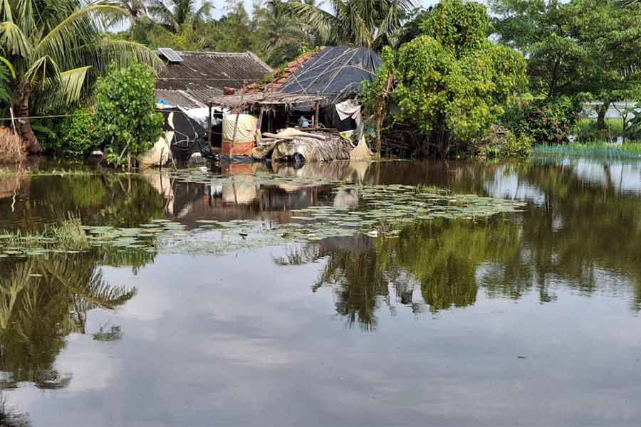 গোবর্ধনপুরে নদীবাঁধ ভেঙে প্লাবিত ঘরবাড়ি। ছবি: সমরেশ মণ্ডল।