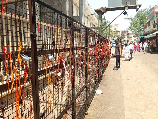 আবার লোকমুখে শোনা যায়, মন্দির থেকে বেরোনোর সময় কেউ আপনাকে পিছন থেকে ডাকলে মুখ ফিরিয়ে তাকাতে নেই। তাকালেই আপনার মৃত্যু পর্যন্ত হতে পারে অশরীরীর হাতে।