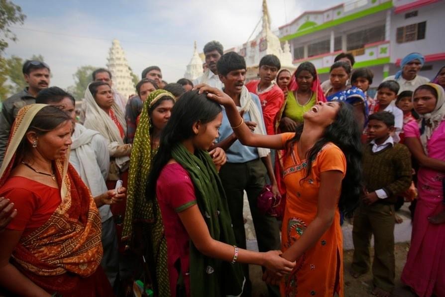 মন্দিরে প্রবেশ করার পরেই দেখবেন বহু নারী, পুরুষ, শিশু ঘরের পিলারে মোটা চেন দিয়ে বাঁধা অবস্থায় রয়েছে। এদের বীভৎসভাবে ঝাঁটা ও লাঠি দিয়ে মারা হচ্ছে। কেন এমন করছে, সে কথা ভিতরে কাউকে জিজ্ঞেস করা নিষেধ।