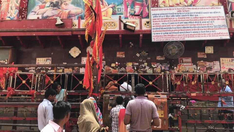 বলা হয়, এদের ওপর থেকে অশুভ শক্তির প্রভাব কাটানোর কাজ চলছে। আপনি এই সব দেখে কয়েক মুহূর্তের জন্য থমকে যাবেন, আসতে পারে চোখের জল। রোজ বহু ভক্ত এই ধরনের ভয়ানক অভিজ্ঞতার সম্মুখীন হন এই মন্দিরে। এই প্রতিবেদনটি ‘আনন্দ উৎসব’ ফিচারের একটি অংশ।