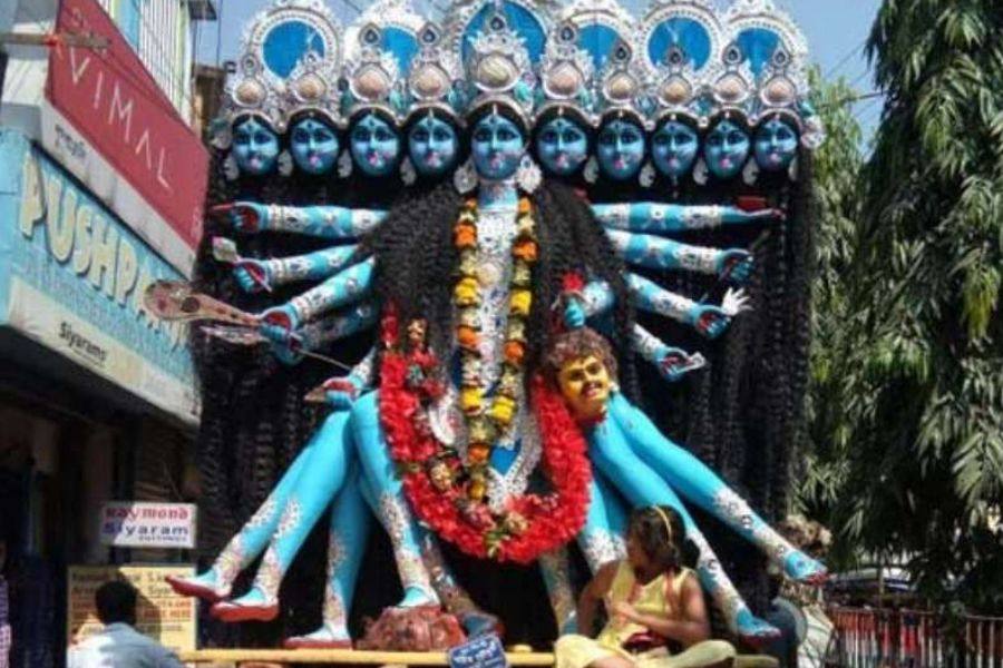 ইংরেজবাজার ব্যায়াম সমিতির পুজো এই কালীপুজো কিন্তু অমাবস্যা তিথিতে হয় না। আবার রাতেও হয় না। এই পুজো হয় দুপুর বেলায় চতুর্দশী তিথিতে। 