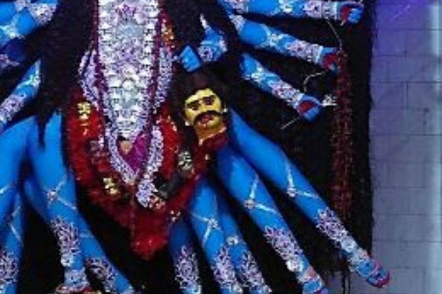 আরও একটি বৈশিষ্ট্য হল দেবীর পায়ের কাছে মহাদেব শায়িত অবস্থায় নেই। আছে দুই অসুর। 