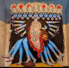 এর পরে দেশকে স্বাধীন করার উদ্দেশ্যেই তাঁরা এই কালীপুজো শুরু করেন। ভারতীয়দের উপর ব্রিটিশদের অত্যাচারের প্রতীকস্বরূপ ব্রিটিশদেরকে অসুর হিসাবে দেবীর পায়ের কাছে রাখা হয়।