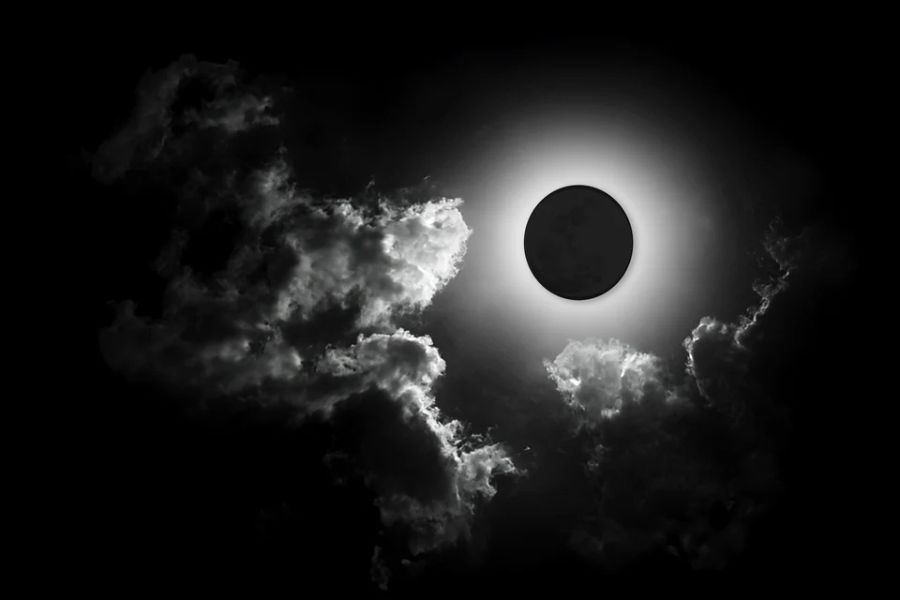 অমাবস্যার রাতে ইংরেজরা পুজো করতে না দেওয়ায় চতুর্দশীতেই তাঁরা পুজো করেছিলেন। 