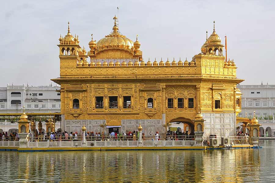 Man reportedly attacks people with iron rod in Golden Temple Amritsar dgtl