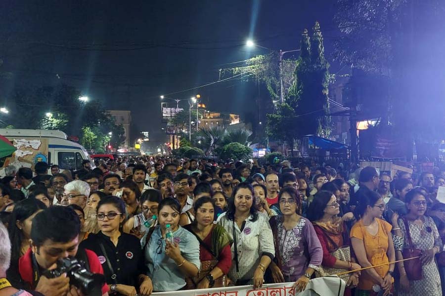 রবিবার ধর্মতলায় জুনিয়র ডাক্তারদের ‘চিৎকার সমাবেশে’ জনসমাগম।