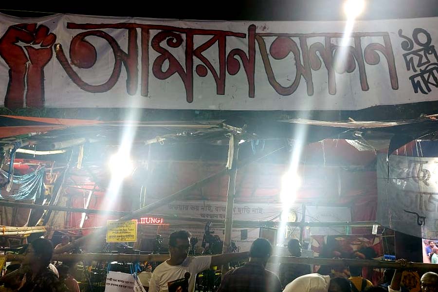 রবিবার সন্ধ্যায় ধর্মতলার অনশনমঞ্চ।