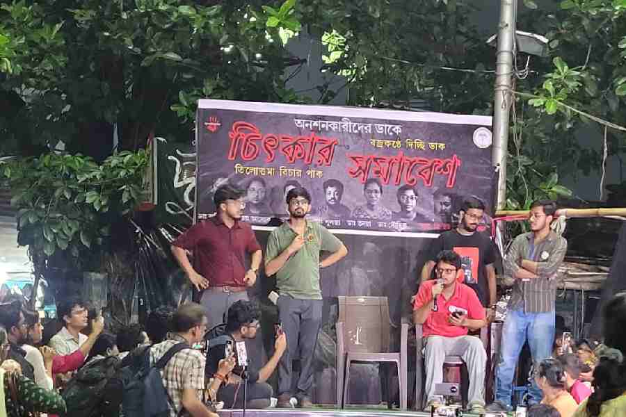 ‘চিৎকার সমাবেশ’ মঞ্চে বক্তৃতা করছেন অনশনকারী স্পন্দন চৌধুরী।