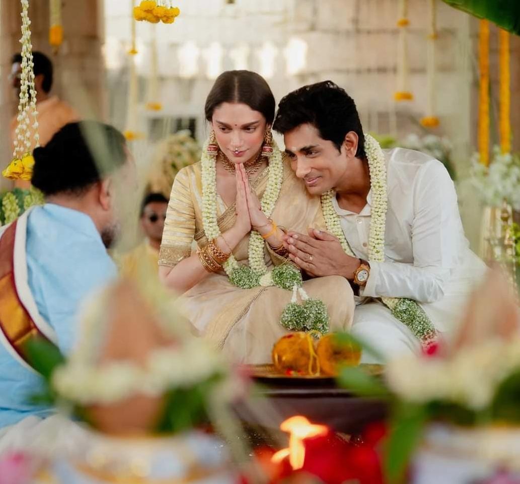 মার্চ মাসে সেরেছিলেন বাগদান,  গত মাসেই সাতপাকে বাঁধা পড়েছেন অভিনেত্রী অদিতি রাও হায়দরি এবং অভিনেতা সিদ্ধার্থ। কিছুটা গোপনে তেলঙ্গানায় শুধু পরিবার ও আত্মীয়-পরিজনের উপস্থিতিতে ছোট করেই বিয়ের অনুষ্ঠান সেরেছিলেন তাঁরা। বিয়ের পর প্রথম করওয়া চৌথ এই জুটির।  