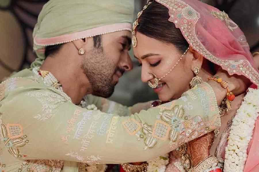  জানুয়ারি মাসে আংটিবদল, আর মার্চ মাসে মালাবদল! প্রায় চার দিন ব্যাপী জমকালো অনুষ্ঠানের মাধ্যমেই বিয়ের পর্ব সেরেছিলেন অভিনেতা পুলকিত সম্রাট এবং কৃতি খারবন্দা। প্রথম করওয়া চৌথ কেমন কাটছে এই চর্চিত যুগলের? তা ক্রমশই প্রকাশ্য।  