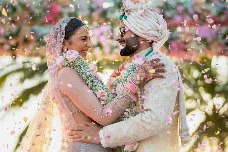 চলতি বছর ফেব্রুয়ারি মাসে গোয়ায় সমুদ্রসৈকতে সাত পাক ঘোরেন অভিনেত্রী রকুলপ্রীত সিংহ এবং প্রযোজক জ্যাকি ভগনানি। পঞ্জাবি রীতি মেনেই বিয়ে সারেন অভিনেত্রী-প্রযোজক যুগল। এ বছর প্রথম বার রীতি মেনে স্বামীর জন্য উপবাস রাখতে চলেছেন রকুলপ্রীত। 