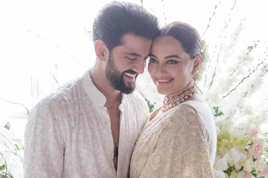 চলতি বছর জুন মাসে আইনি বিয়ে সারেন অভিনেতা জাহির ইকবাল এবং সোনাক্ষী সিনহা। বৈবাহিক জীবন শুরুর পরে প্রথম করওয়া চৌথ। কী পরিকল্পনা রয়েছে তারকা জুটির? 