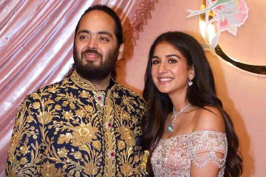 বলিউডের জমকালো বিয়ের প্রসঙ্গ যখন উঠেছে, তালিকা থেকে কী করে বাদ যায় বিলাসবহুল ‘অম্বানী ওয়েডিং’-এর কথা! গত ১২ জুলাই সাত পাকে বাঁধা পড়েন মুকেশ অম্বানীর কনিষ্ঠ পুত্র অনন্ত অম্বানী এবং তাঁর দীর্ঘদিনের প্রেমিকা রাধিকা মার্চেন্ট। প্রথম করওয়া চৌথেও নতুন কী চমক থাকে, সেটাই এখন দেখার।