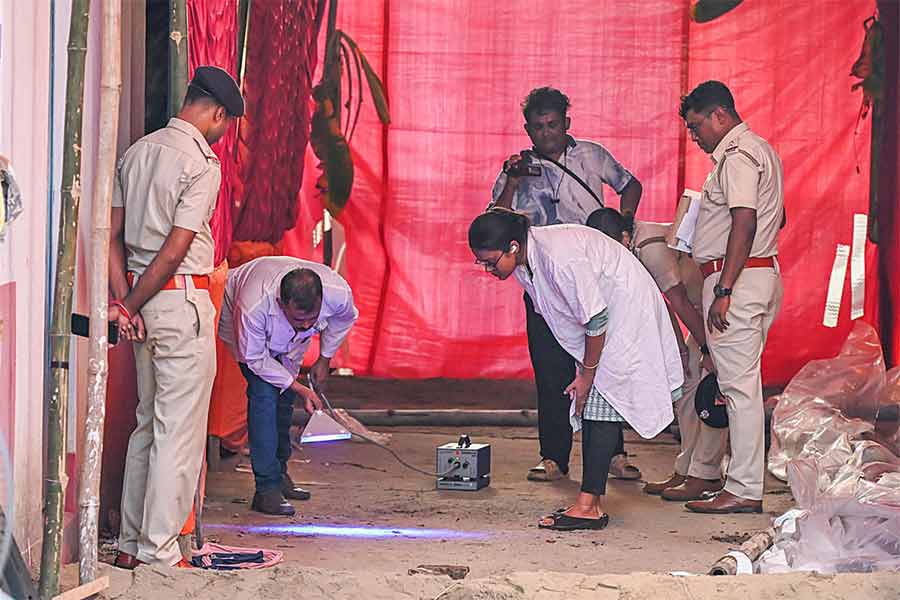 ঘটনাস্থলে ফরেন্সিক বিশেষজ্ঞেরা। নদিয়ার কৃষ্ণনগরে। ছবি : সুদীপ ভট্টাচার্য।