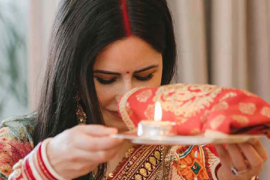 শুরু থেকে শেষ, সব নিয়ম মেনেছিলেন ক্যাটরিনাও। থুড়ি, শুধু ক্যাটরিনা নন। স্ত্রীর সঙ্গে উপবাসে ছিলেন ভিকি নিজেও! স্ত্রীর জন্যই গোটা দিন না খেয়ে কাটিয়েছিলেন তিনি। যেন এক্কেবারে পর্দার ‘দিলওয়ালে দুলহনিয়া লে জায়েঙ্গে’-র রাজ-সিমরনের কাহিনি!