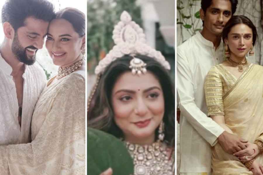 ‘গলি মে আজ চাঁদ নিকলা…’ চাঁদের দেখা মিলেছে আকাশপারে। করওয়া চৌথের উৎসবে মেতে গোটা বলিউড। তবে শুধু বলিপাড়াই নয়, রীতি মেনে স্বামীর মঙ্গলকামনায় বসেছেন বাংলার ঘরের মেয়েরাও।