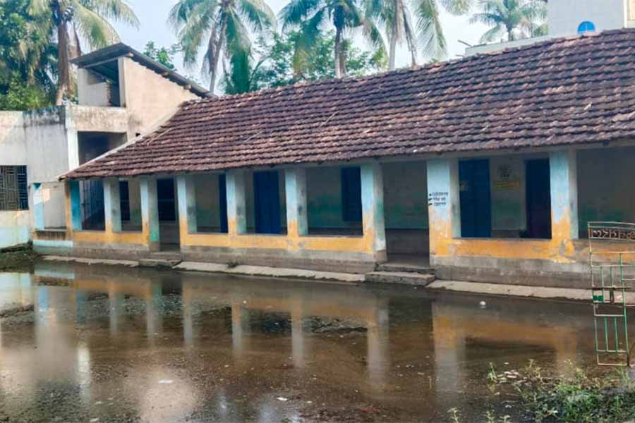 জলমগ্ন পশ্চিমমহল অবৈতনিক প্রাথমিক বিদ‍্যালয়।