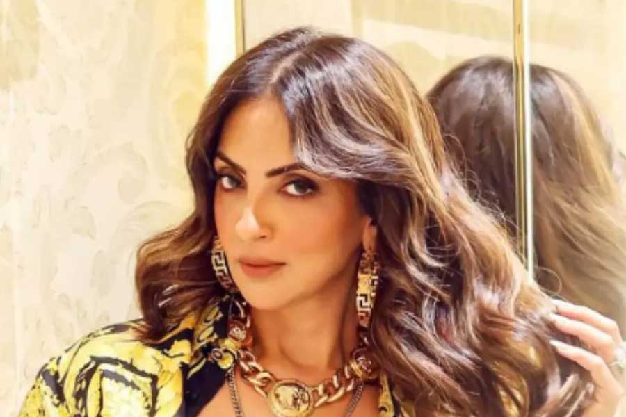 বলি অভিনেতার সঙ্গে বিবাহবিচ্ছেদ হয়ে গিয়েছে দু’বছর। তার পর আবার পুরনো প্রেমে হাবুডুবু খেতে শুরু করেছেন সোহেল খানের প্রাক্তন পত্নী সীমা সাজদেহ। জানিয়েছেন, অভিনয়ের সঙ্গে সরাসরি যুক্ত না হলেও তাঁর প্রেমিকের সম্পর্ক রয়েছে বলিপাড়ার সঙ্গে।