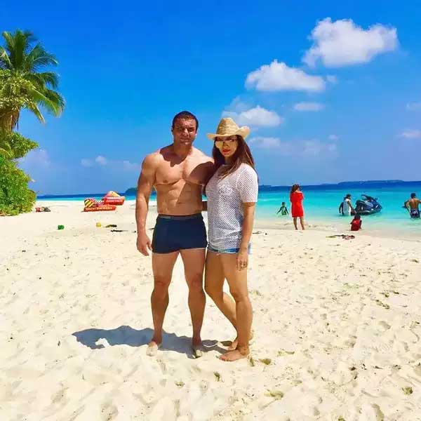 নব্বইয়ের দশকের মাঝামাঝি সময়ে সোহেলের সঙ্গে আলাপ হয়েছিল সীমার। কিন্তু তারও আগে সীমার জীবনে প্রেমের রং লেগেছিল। বিক্রম আহুজা নামে এক তরুণের সঙ্গে সম্পর্কে জড়িয়ে পড়েছিলেন সীমা।